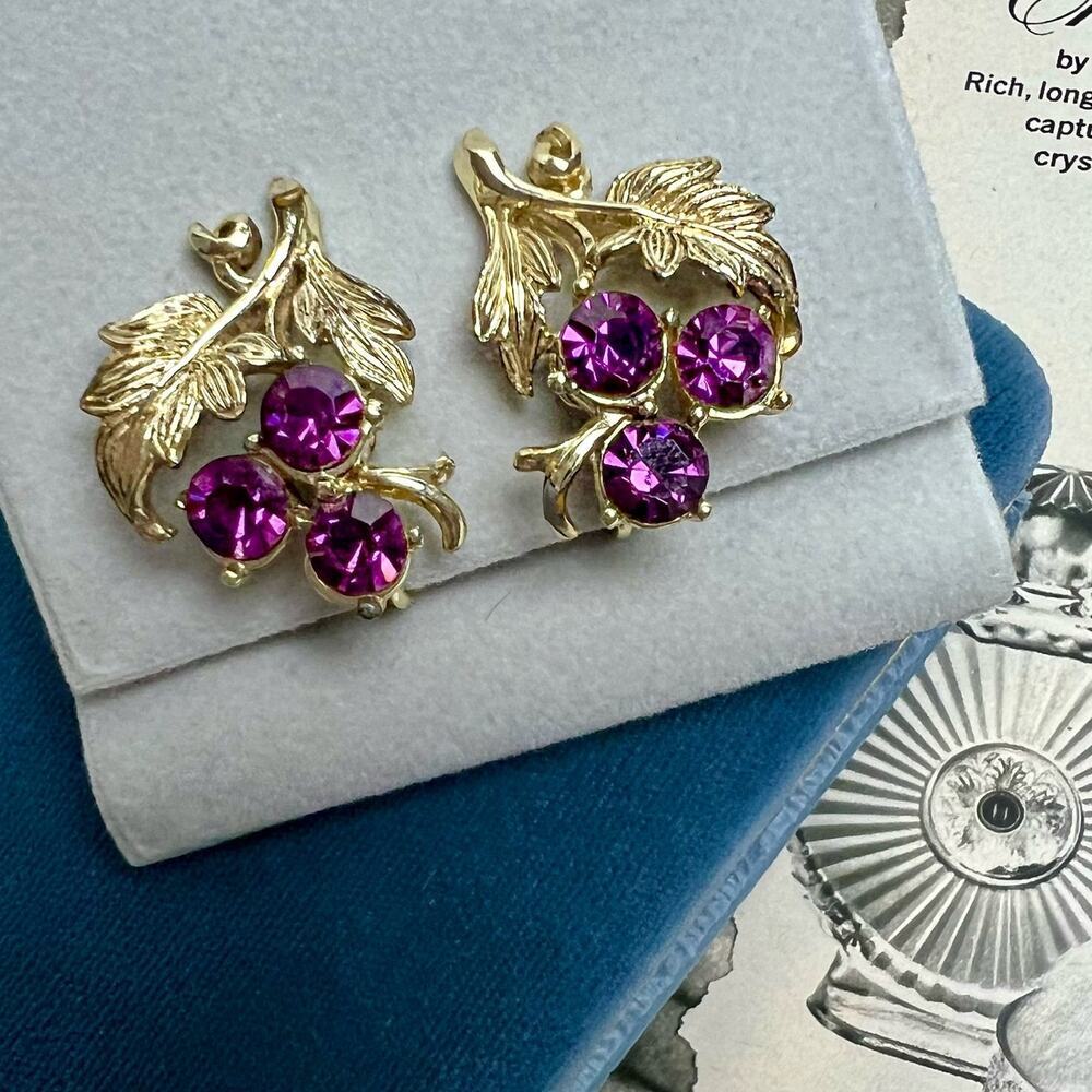 Vintage 40s Signed Coro Gold-Plated Leaf & Amethyst Grapes Clip On Earrings